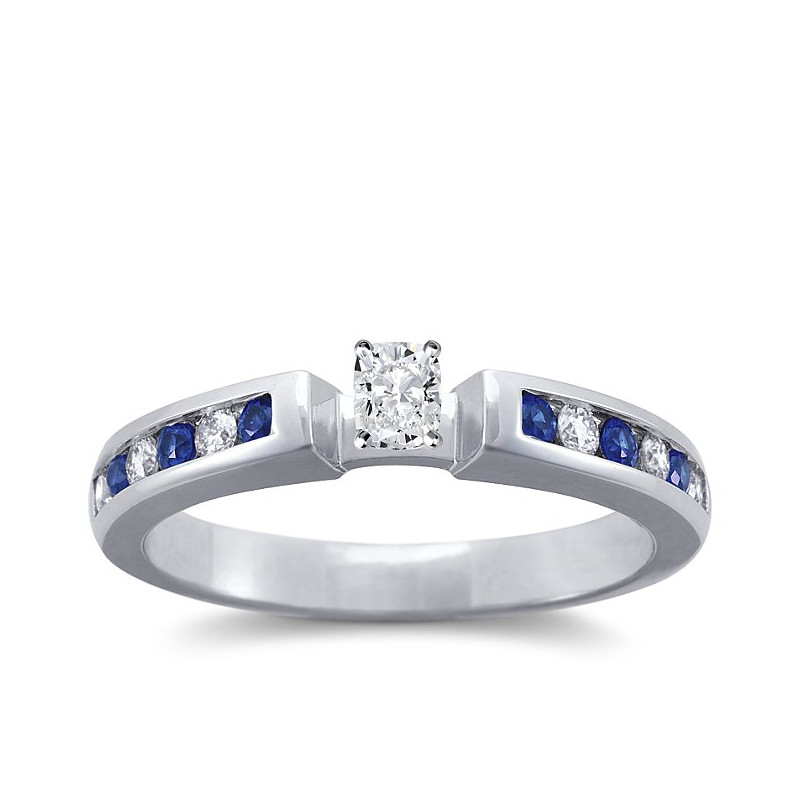 The Queen Diamond - 0,20 ct diament centralny + 0,20 ct kamienie boczne / 0,20 ct Szafir Pierścionek z diamentem z białego złota