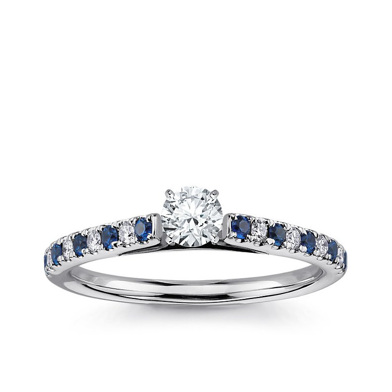 The Queen Diamond - 0,20 ct diament centralny + 0,20 ct kamienie boczne / 0,20 ct Szafir Pierścionek z diamentem z białego złota