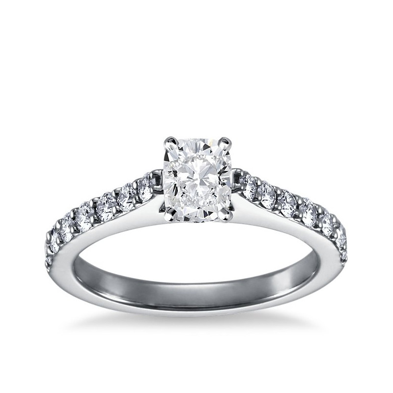 The Queen Diamond - 1,00 ct diament centralny + 0,70 ct kamienie boczne Pierścionek z diamentem z białego złota