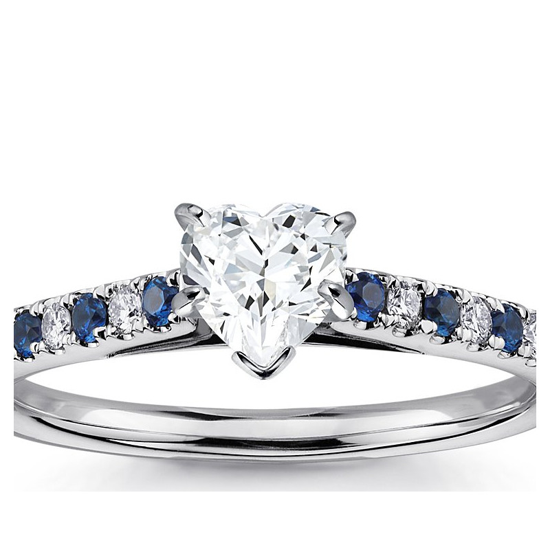 The Queen Diamond - 0,90 ct diament centralny + 0,20 ct diamenty boczne/ 0,20 ct Szafir PIERŚCIONEK Z DIAMENTEM Z BIAŁEGO ZŁOTA