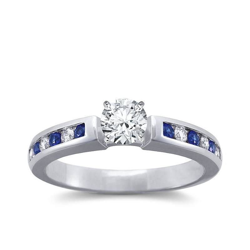 The Queen Diamond - 0,30 ct diament centralny + 0,20 ct kamienie boczne / 0,20 ct Szafir Pierścionek z diamentem z białego złota