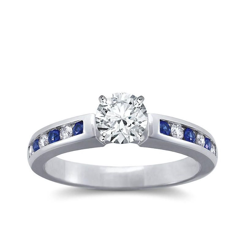 The Queen Diamond - 0,70 ct diament centralny + 0,20 ct kamienie boczne / 0,20 ct Szafir Pierścionek z diamentem z białego złota