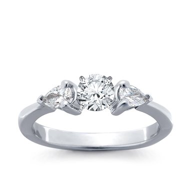 The Queen Diamond - diament centralny + 0,30 ct kamienie boczne Pierścionek z diamentem z białego złota