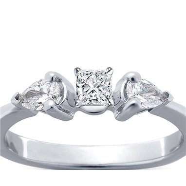 The Queen Diamond - 0,20 ct diament centralny + 0,30 ct kamienie boczne Pierścionek z diamentem z białego złota