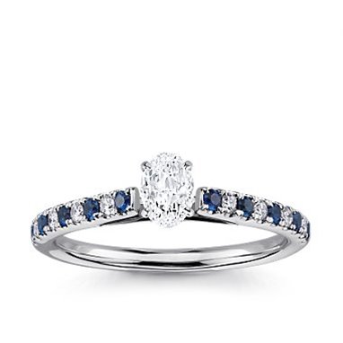 The Queen Diamond - 0,20 ct diament centralny + 0,20 ct kamienie boczne / 0,20 ct Szafir Pierścionek z diamentem owalnym