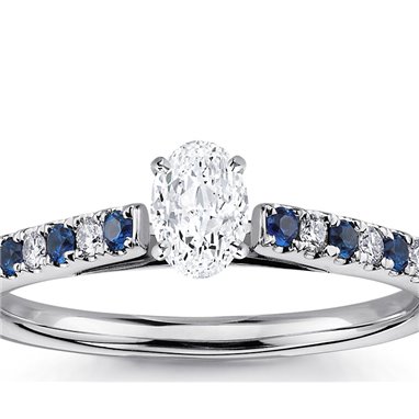 The Queen Diamond - 0,20 ct diament centralny + 0,20 ct kamienie boczne / 0,20 ct Szafir Pierścionek z diamentem owalnym