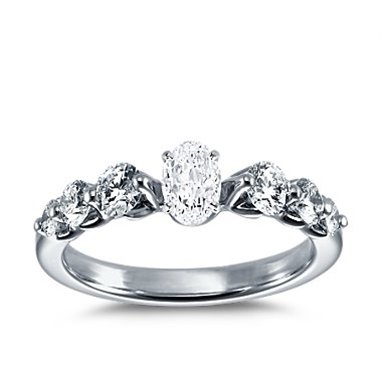 The Queen Diamond - 0,20 ct diament centralny + 0,70 ct kamienie boczne Pierścionek z diamentem owalnym