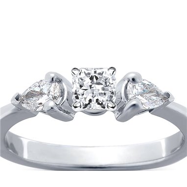 The Queen Diamond - 0,20 ct diament centralny + 0,30 ct kamienie boczne Pierścionek z diamentem z białego złota