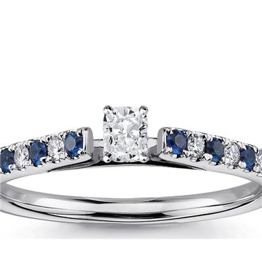 The Queen Diamond - 0,20 ct diament centralny + 0,20 ct kamienie boczne / 0,20 ct Szafir Pierścionek z diamentem z białego złota