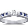 The Queen Diamond - 0,20 ct diament centralny + 0,20 ct kamienie boczne / 0,20 ct Szafir Pierścionek z diamentem z białego złota