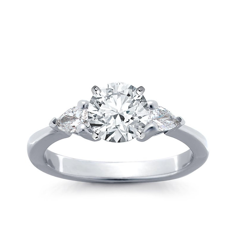 The Queen Diamond - 1,25 ct diament centralny + 0,30 ct kamienie boczne Pierścionek z diamentem z białego złota