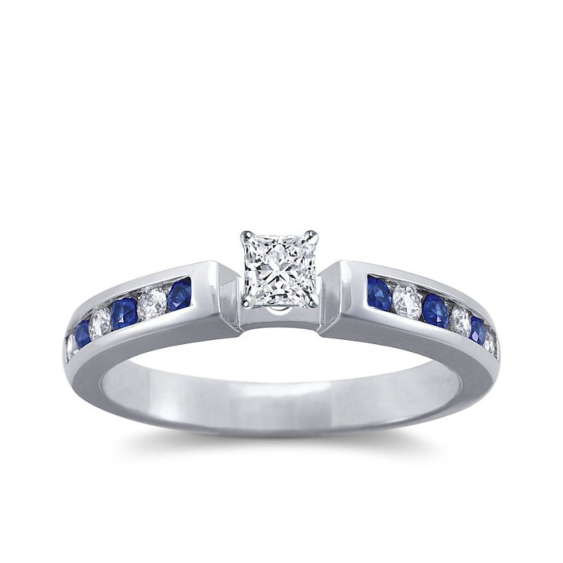 The Queen Diamond - 0,20 ct diament centralny + 0,20 ct kamienie boczne / 0,20 ct Szafir Pierścionek z diamentem z białego złota