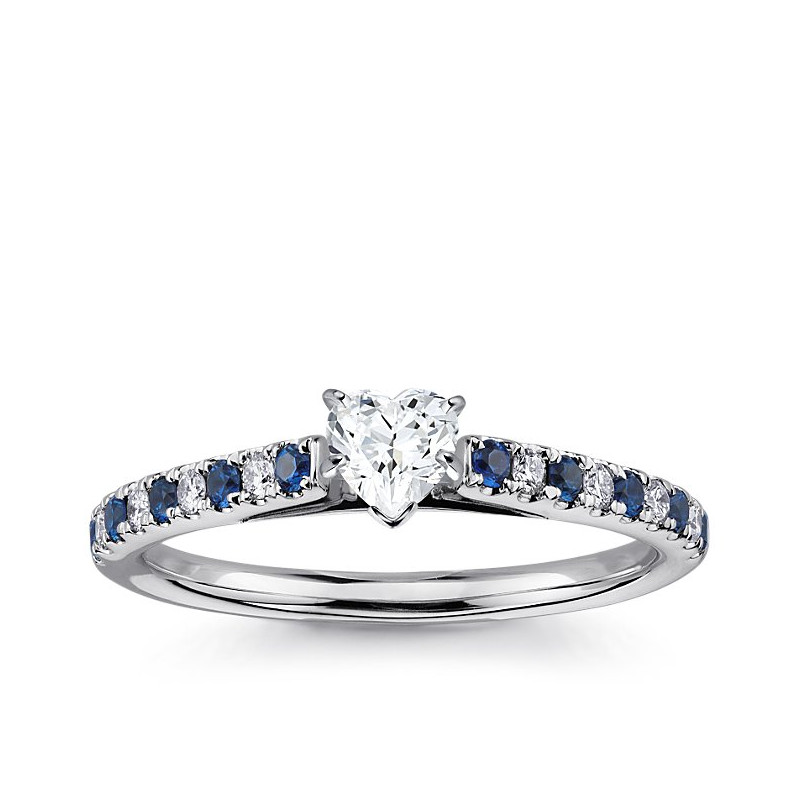 The Queen Diamond - 0,30 ct diament centralny + 0,20 ct boczne / 0,20 ct Szafir Pierścionek z diamentem w kształcie serca