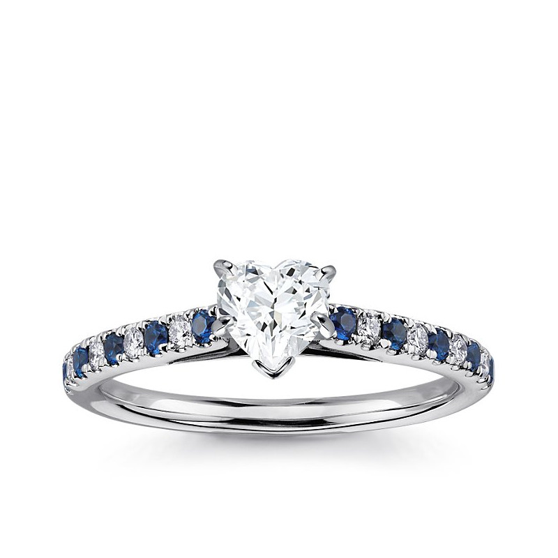 The Queen Diamond - 0,70 ct diament centralny + 0,20 ct boczne / 0,20 ct Szafir Pierścionek z diamentem w kształcie serca