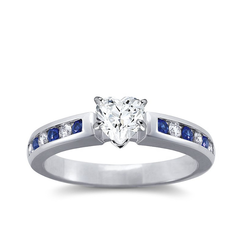 The Queen Diamond - 0,70 ct diament centralny + 0,20 ct boczne / 0,20 ct Szafir Pierścionek z diamentem w kształcie serca