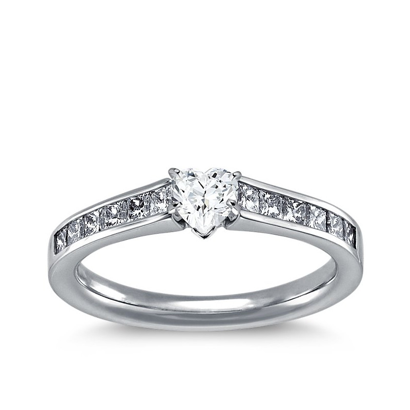 The Queen Diamond - 0,30 ct diament centralny + 0,40 ct boczne Pierścionek z diamentem w kształcie serca