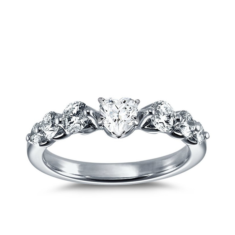 The Queen Diamond - 0,20 ct diament centralny + 0,70 ct boczne Pierścionek z diamentem w kształcie serca