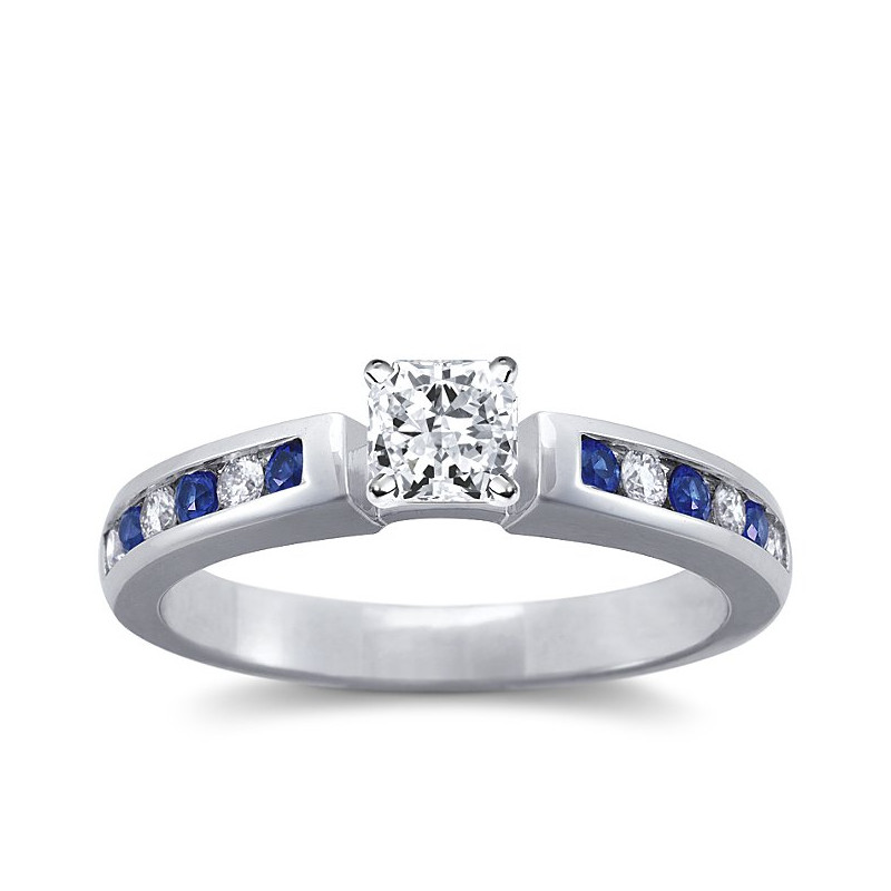 The Queen Diamond - 0,40 ct diament centralny + 0,20 ct kamienie boczne / 0,20 ct Szafir Pierścionek z diamentem z białego złota