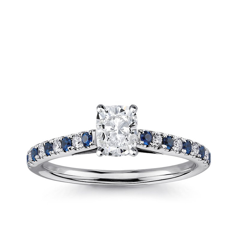 The Queen Diamond - 1,00 ct diament centralny + 0,20 ct kamienie boczne / 0,20 ct Szafir Pierścionek z diamentem z białego złota